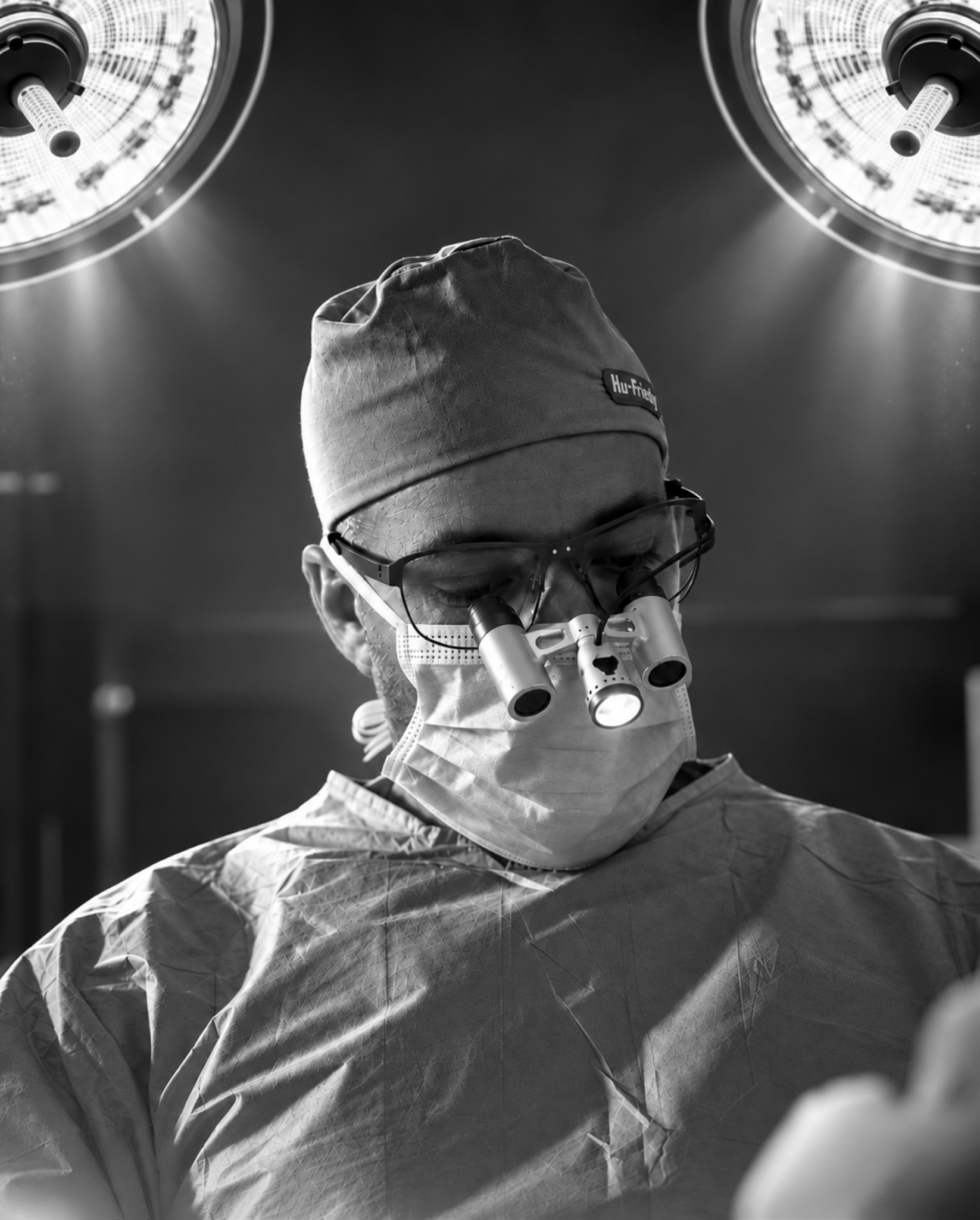 Dr. Decker Roland műtét közben